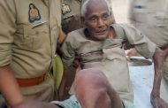 तड़पते बुजुर्ग को अस्पताल पहुंचा कर पुलिसकर्मियों ने पेश की मानवता की मिसाल