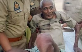 तड़पते बुजुर्ग को अस्पताल पहुंचा कर पुलिसकर्मियों ने पेश की मानवता की मिसाल