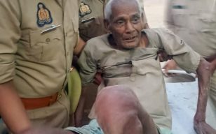 तड़पते बुजुर्ग को अस्पताल पहुंचा कर पुलिसकर्मियों ने पेश की मानवता की मिसाल