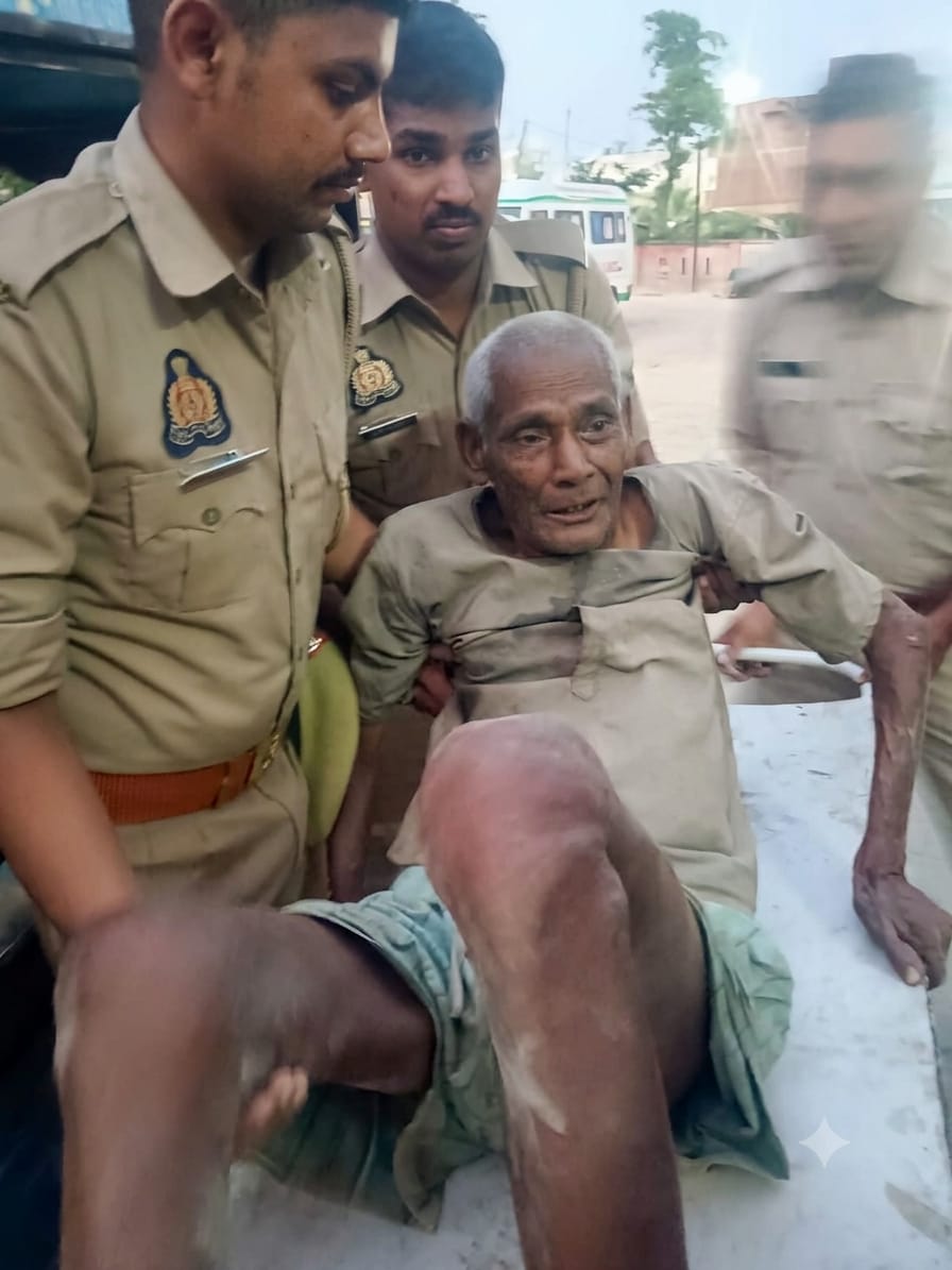 तड़पते बुजुर्ग को अस्पताल पहुंचा कर पुलिसकर्मियों ने पेश की मानवता की मिसाल