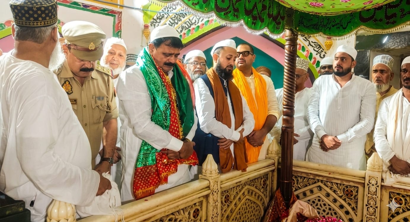 बिहार सरकार के अल्पसंख्यक कैबिनेट मंत्री ने सूफी संत हजरत मखदूम अशरफ की जियारत की, चादर की पगड़ी बांध कर हुआ गर्मजोशी से इस्तकबाल, हुईं दुआएं