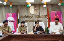 सूफी संत हजरत मखदूम अशरफ के 640 वें उर्स मुबारक की तैयारी बैठक: डीएम ने ईओ की लगाई क्लास, कहा-किस एक्ट या जिओ के तहत दिया था नोटिस, दरगाह में गंदगी के लिए जिम्मेदारों को भी लिया आड़े हाथों, उर्स पर सभी बुनियादी सुविधाओं के लिए दिए निर्देश