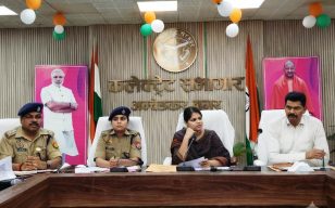 सूफी संत हजरत मखदूम अशरफ के 640 वें उर्स मुबारक की तैयारी बैठक: डीएम ने ईओ की लगाई क्लास, कहा-किस एक्ट या जिओ के तहत दिया था नोटिस, दरगाह में गंदगी के लिए जिम्मेदारों को भी लिया आड़े हाथों, उर्स पर सभी बुनियादी सुविधाओं के लिए दिए निर्देश