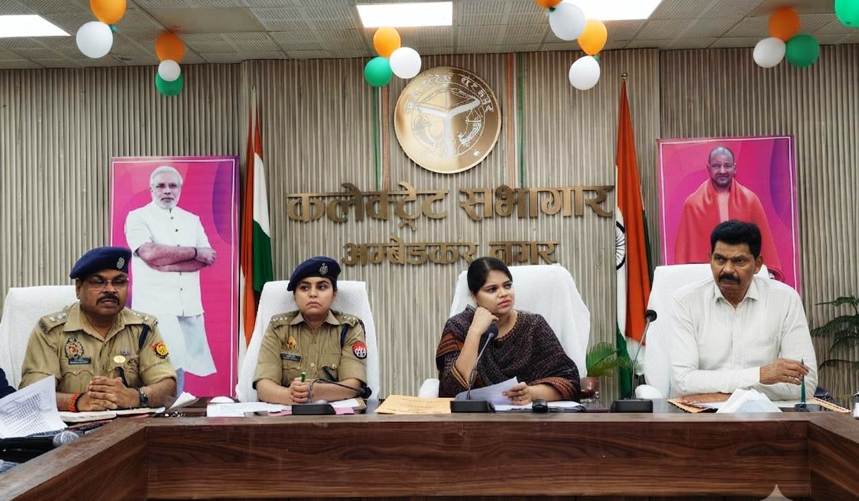 सूफी संत हजरत मखदूम अशरफ के 640 वें उर्स मुबारक की तैयारी बैठक: डीएम ने ईओ की लगाई क्लास, कहा-किस एक्ट या जिओ के तहत दिया था नोटिस, दरगाह में गंदगी के लिए जिम्मेदारों को भी लिया आड़े हाथों, उर्स पर सभी बुनियादी सुविधाओं के लिए दिए निर्देश