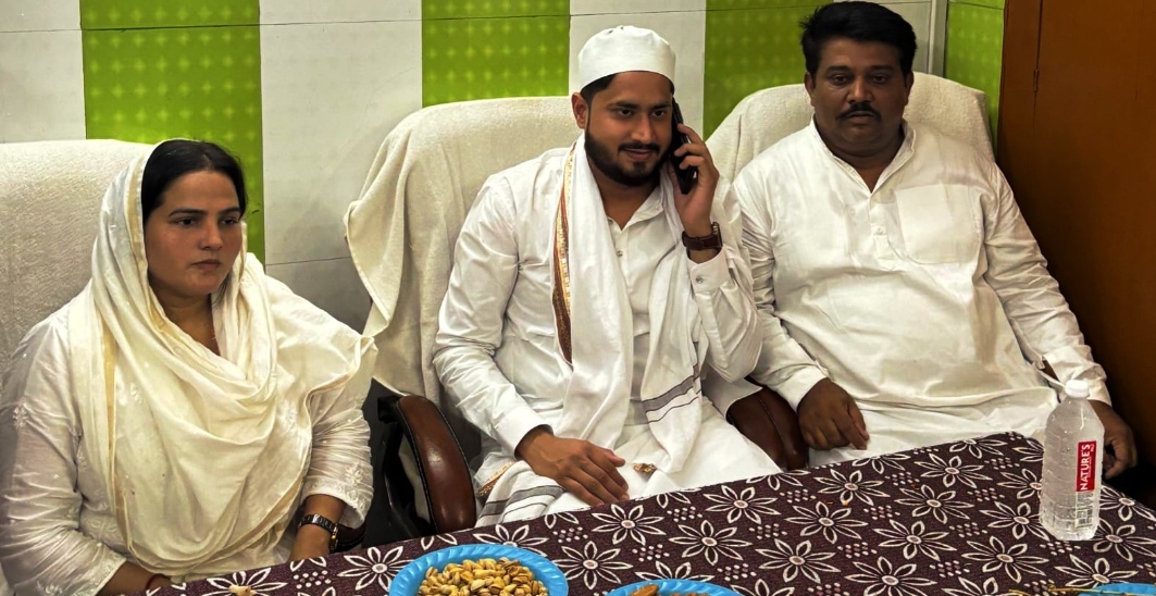 उप्र अल्पसंख्यक आयोग की सदस्य नेहा खान ने किछौछा दरगाह में हाजिरी दी, अजीज मियां के तरफ से उनकी चादर को पेश किया गया, मांगी गईं दुआएं