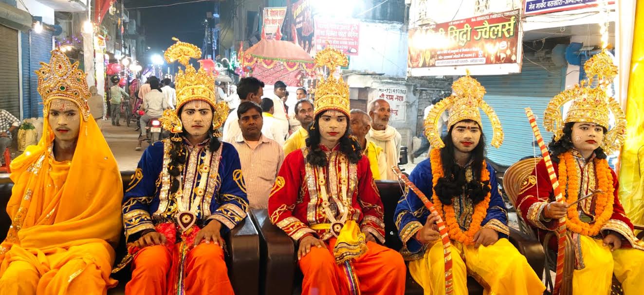 पूर्वांचल के प्रसिद्ध भरत मिलाप में दिखा भक्ति, आस्था का संगम, पुष्प्प वर्षा करके लोगों ने किया शोभा यात्रा का स्वागत