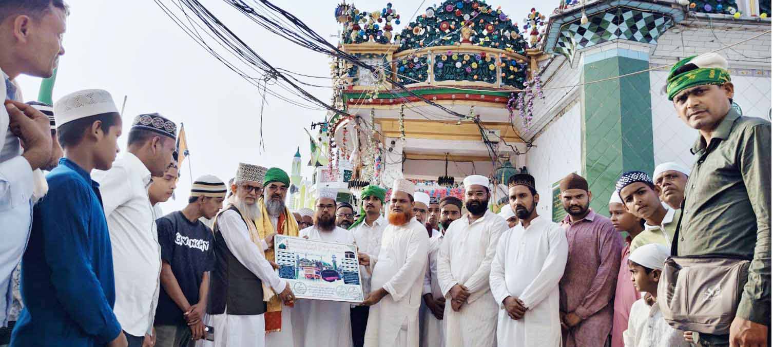 किछौछा दरगाह : मदरसा टीचर्स एसोसिएशन के यूपी जनरल सेक्रेटरी ने की जियारत, गर्मजोशी से इस्तकबाल, मदरसों में सफाई का रहे बेहतर इंतेजाम