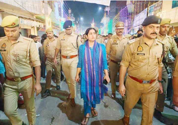 एसपी प्राची सिंह ने भरत मिलाप की सुरक्षा व्यवस्था का लिया जायजा, बसखारी थानाध्यक्ष का भी हुआ स्वागत, पूरी रात रहा रूट डायवर्जन